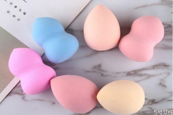 美妝蛋吃粉的表現(xiàn) 美妝蛋吃粉是怎么樣的 美妝蛋吃粉的表現(xiàn) 美妝蛋吃粉是怎么樣的