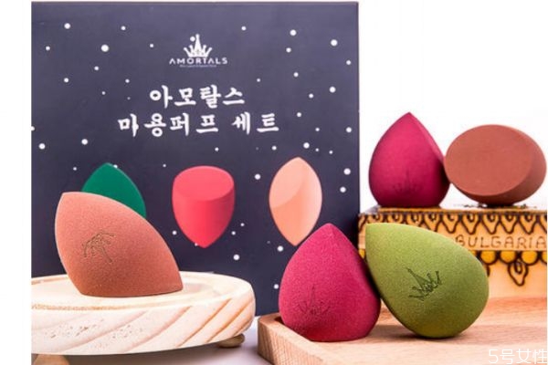 美妝蛋吃粉的表現(xiàn) 美妝蛋吃粉是怎么樣的 美妝蛋吃粉的表現(xiàn) 美妝蛋吃粉是怎么樣的