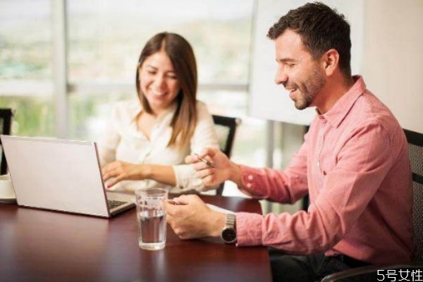 辦公室戀情好嗎 辦公室戀情分手怎么辦 辦公室戀情好嗎 辦公室戀情分手怎么辦