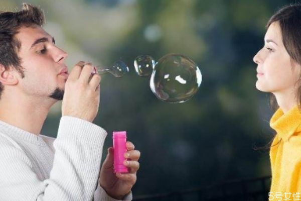 男朋友愛撒嬌說明什么 有個會撒嬌的男友是種什么體驗