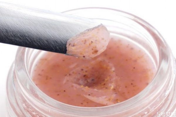 去完角質(zhì)可以不涂護(hù)膚品嗎 如何使用去角質(zhì)產(chǎn)品 去完角質(zhì)可以不涂護(hù)膚品嗎 如何使用去角質(zhì)產(chǎn)品