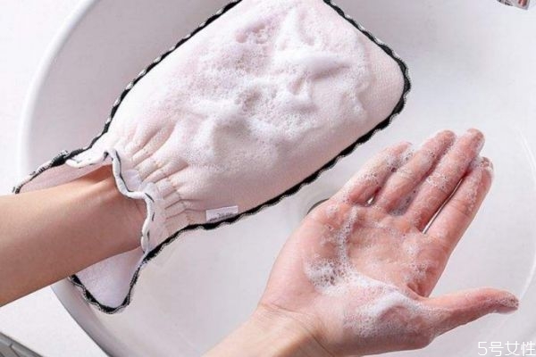 去完角質(zhì)可以不涂護(hù)膚品嗎 如何使用去角質(zhì)產(chǎn)品 去完角質(zhì)可以不涂護(hù)膚品嗎 如何使用去角質(zhì)產(chǎn)品