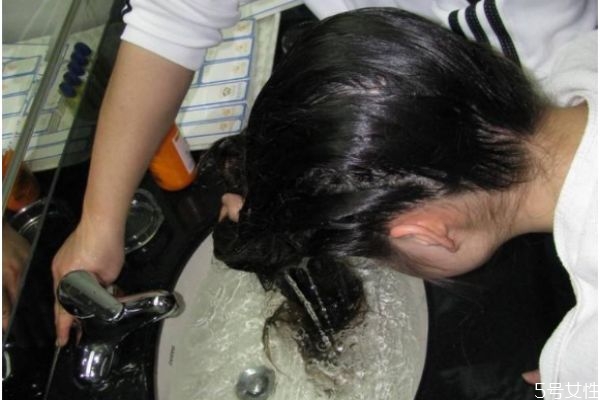 接發(fā)膠怎么去掉 接發(fā)膠去除的方法 接發(fā)膠怎么去掉 接發(fā)膠去除的方法