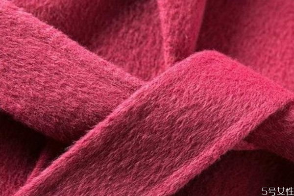 澳毛大衣怎么挑選 澳毛大衣會扎人嗎 澳毛大衣怎么挑選 澳毛大衣會扎人嗎