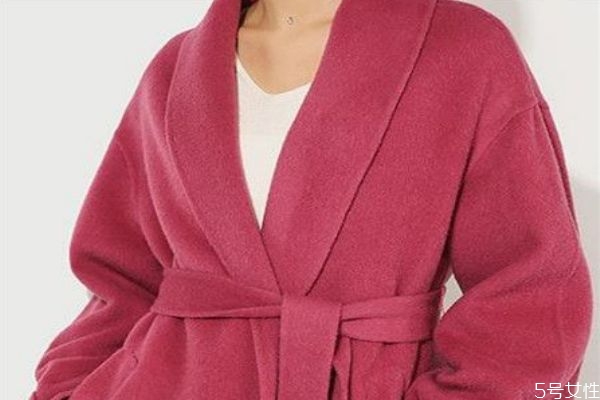 澳毛大衣怎么挑選 澳毛大衣會扎人嗎 澳毛大衣怎么挑選 澳毛大衣會扎人嗎