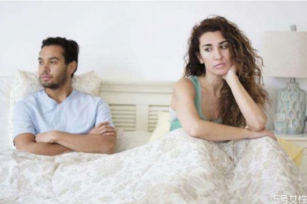 不幸?；橐鐾ǔ＊剟钤谀睦?不幸?；橐鍪窃趺礃拥?></p><h3>不幸?；橐鍪窃趺礃拥?/h3><p>1、兩個人之間不再有親密的舉動，連夫妻間最基本的夫妻生活也沒有了，兩個人即使生活在同一個屋檐下，睡在同一張床上，那也是同床異夢，互不搭理對方。</p><p>2、兩個人之間只要一爭吵，就把離婚掛在嘴邊，說要不是為了孩子或者是為了什么，早就和你離婚了?，F(xiàn)在很多人都打著為孩子好的名義，才維持著這段本該破裂的婚姻。</p><p>3、一方已經(jīng)出軌，即使事情暴露，也意識不到自己的錯誤，因為兩個人之間，很明顯，已經(jīng)沒有了愛情，所以也就不會去在意對方的感受。</p><p>4、兩個人雖然還是會在一起吃飯，睡覺，但是各自都不說話，根本就沒把對方看在眼里，沒有一點交流。兩個人由最熟悉的人，變成了此刻最陌生的人。誰都不愿主動的去搭理誰，和陌生人就沒差別，甚至連陌生人都不如。</p><p align=