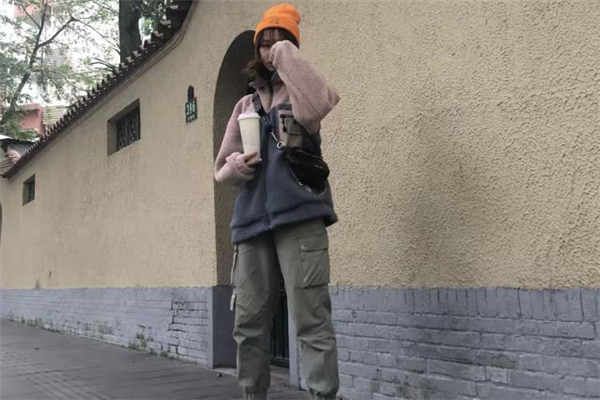羊羔毛外套配什么帽子好看 羊羔毛外套配什么帽子好看