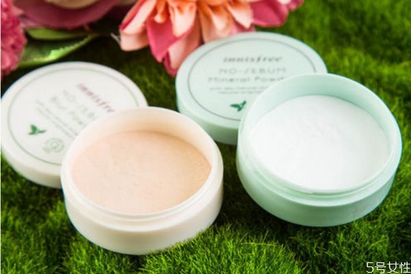 散粉沒(méi)了拿什么代替 沒(méi)有定妝的東西怎么辦 散粉沒(méi)了拿什么代替 沒(méi)有定妝的東西怎么辦