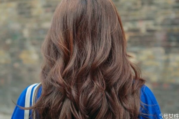 泡泡染發(fā)劑前多久洗頭 泡泡染發(fā)劑前可以打濕頭發(fā)嗎 泡泡染發(fā)劑前多久洗頭 泡泡染發(fā)劑前可以打濕頭發(fā)嗎