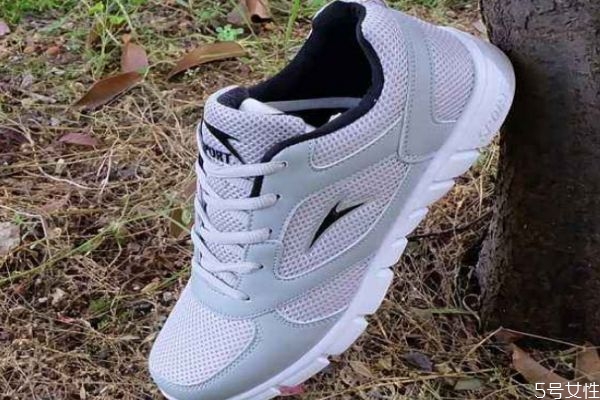 白色的網(wǎng)面鞋應(yīng)該怎么清洗 白色的網(wǎng)面鞋清洗的方法 白色的網(wǎng)面鞋應(yīng)該怎么清洗 白色的網(wǎng)面鞋清洗的方法