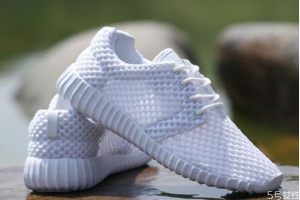 白色的網(wǎng)面鞋應(yīng)該怎么清洗 白色的網(wǎng)面鞋清洗的方法 白色的網(wǎng)面鞋應(yīng)該怎么清洗 白色的網(wǎng)面鞋清洗的方法