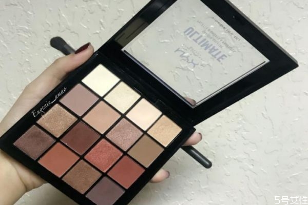 經常畫眼影的危害有哪些 長期涂眼影的危害