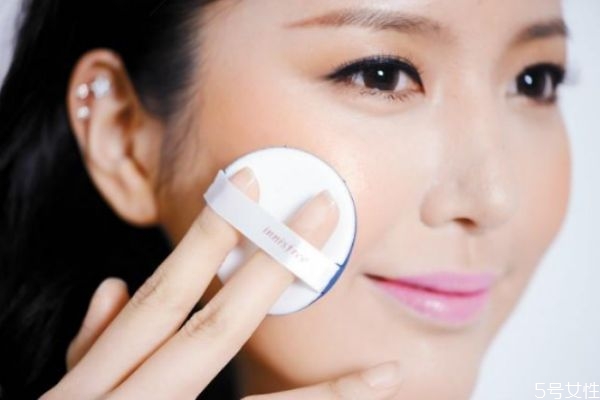 化妝時臉上搓泥是什么原因 化妝時臉上搓泥是什么原因