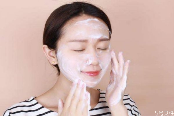 春季皮膚出油的原因 為什么春季皮膚容易出油 春季皮膚出油的原因 為什么春季皮膚容易出油