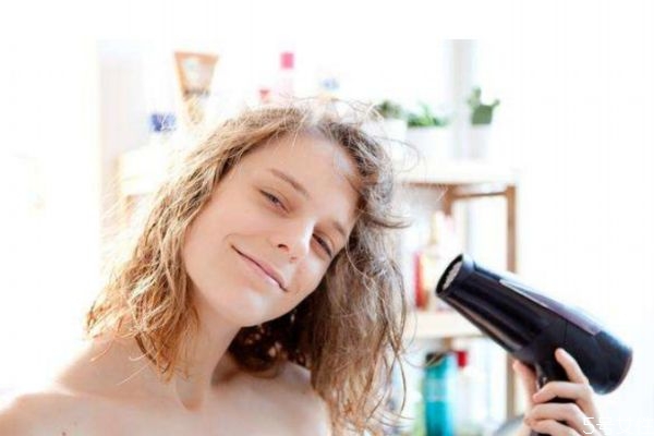 燙發(fā)應(yīng)該怎么打理 燙發(fā)應(yīng)該怎么打理