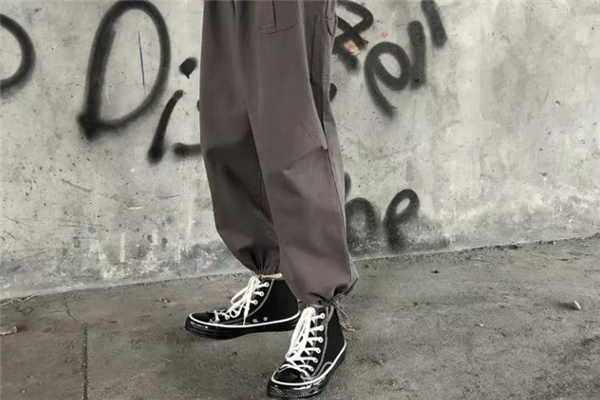 什么顏色的束腳褲百搭 什么顏色的束腳褲百搭