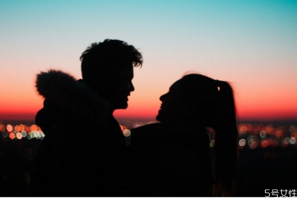 對老公依賴性太強(qiáng)怎么辦 太依賴?yán)瞎谋憩F(xiàn)