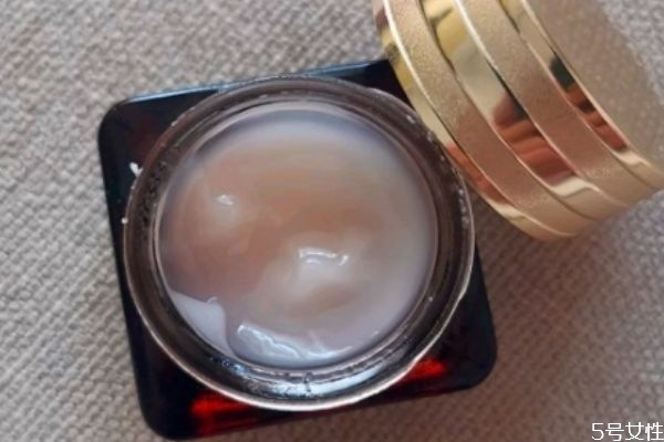 眼膠和眼霜的區(qū)別是什么 眼膠和眼霜的區(qū)別是什么