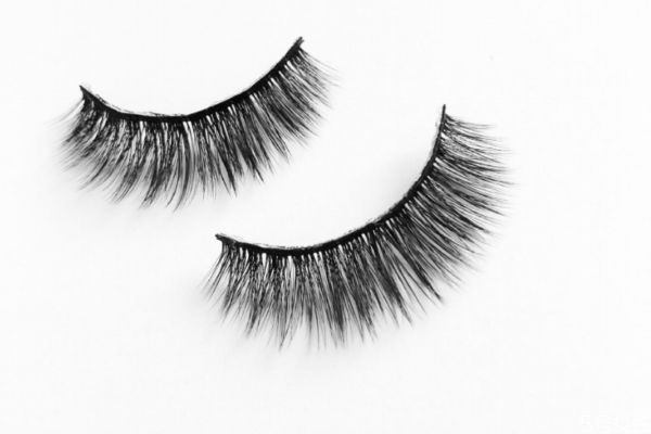 新手可以自己貼假睫毛嗎 新手如何粘假睫毛 新手可以自己貼假睫毛嗎 新手如何粘假睫毛