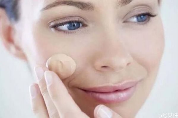 海綿和化妝刷化妝有什么區(qū)別 畫底妝需要準(zhǔn)備些什么 海綿和化妝刷化妝有什么區(qū)別 畫底妝需要準(zhǔn)備些什么