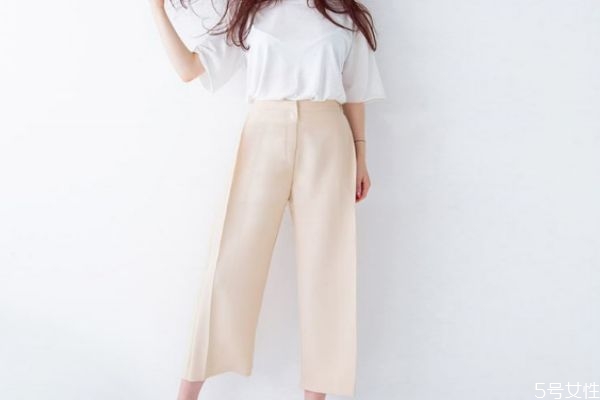 闊腿褲應(yīng)該怎么搭配上衣 闊腿褲的搭配方法 闊腿褲應(yīng)該怎么搭配上衣 闊腿褲的搭配方法