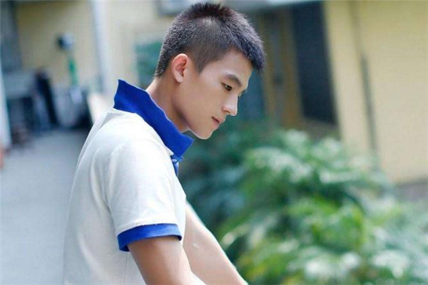 高中男生留什么發(fā)型好看 高中男生適合什么發(fā)型 高中男生留什么發(fā)型好看 高中男生適合什么發(fā)型
