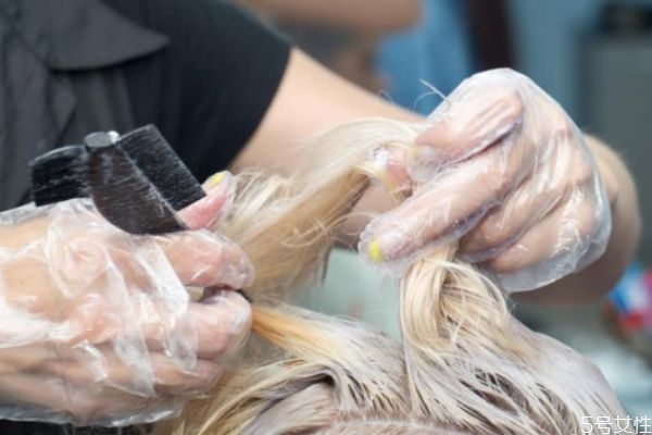 先燙后染好還是先染后燙好 先染后燙頭發(fā)會(huì)變直嗎 先燙后染好還是先染后燙好 先染后燙頭發(fā)會(huì)變直嗎