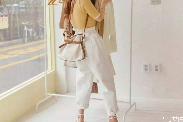 紙袋褲應該怎么搭配服裝 紙袋褲的搭配方法 紙袋褲應該怎么搭配服裝 紙袋褲的搭配方法