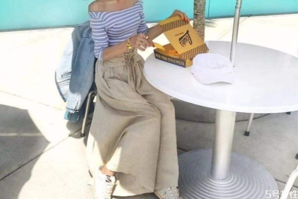 紙袋褲應該怎么搭配服裝 紙袋褲的搭配方法 紙袋褲應該怎么搭配服裝 紙袋褲的搭配方法