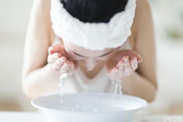 無皂基洗面奶適合什么年齡 無皂基洗面奶使用注意事項(xiàng)