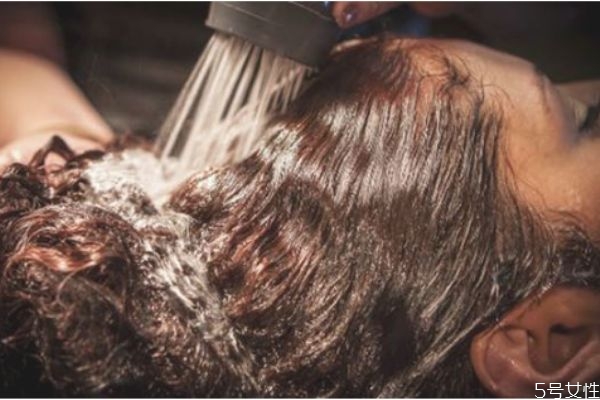 頭發(fā)打結怎么回事 怎么讓頭發(fā)柔順 頭發(fā)打結怎么回事 怎么讓頭發(fā)柔順