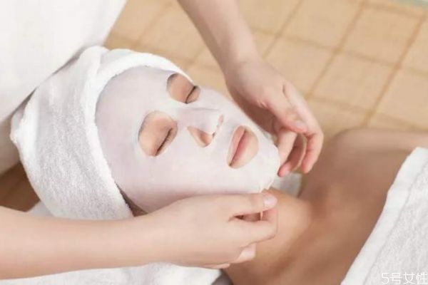 做完面膜不洗臉可以嗎 面膜揭下來后多久洗臉