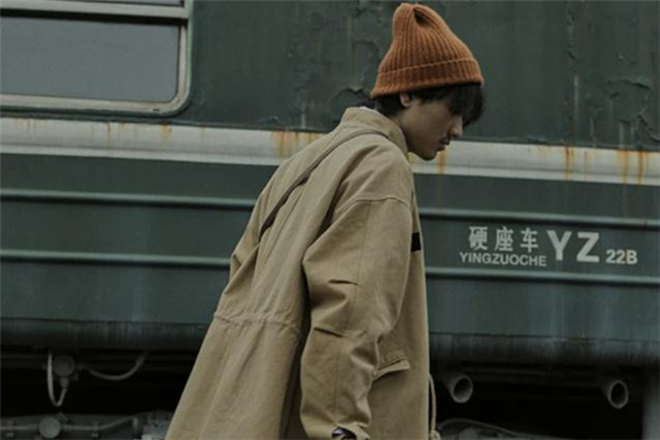 風衣配什么帽子好看 男士風衣搭配什么帽子