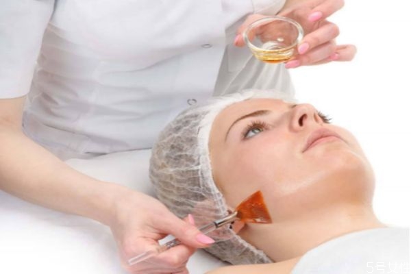 醫(yī)用冷敷貼能當(dāng)面膜嗎 醫(yī)用冷敷貼面膜的功效 醫(yī)用冷敷貼能當(dāng)面膜嗎 醫(yī)用冷敷貼面膜的功效