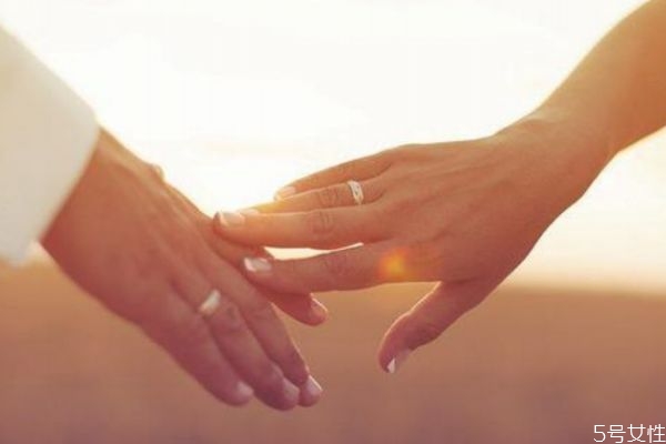 婚姻中男人愛(ài)不愛(ài)你應(yīng)該看什么 婚姻中愛(ài)你的的男人表現(xiàn) 婚姻中男人愛(ài)不愛(ài)你應(yīng)該看什么 婚姻中愛(ài)你的的男人表現(xiàn)