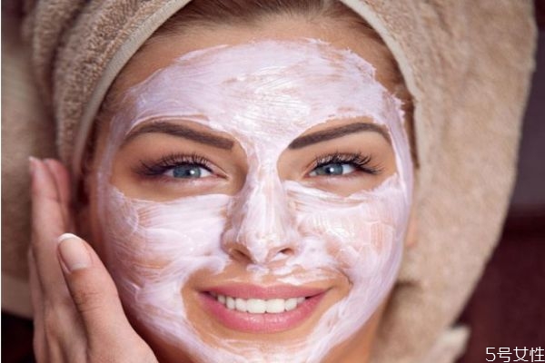 醫(yī)用冷敷貼能當(dāng)面膜嗎 醫(yī)用冷敷貼面膜的功效 醫(yī)用冷敷貼能當(dāng)面膜嗎 醫(yī)用冷敷貼面膜的功效