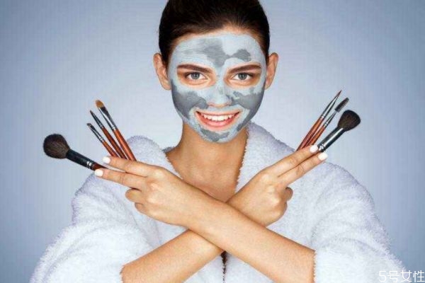 醫(yī)用冷敷貼能當(dāng)面膜嗎 醫(yī)用冷敷貼面膜的功效 醫(yī)用冷敷貼能當(dāng)面膜嗎 醫(yī)用冷敷貼面膜的功效