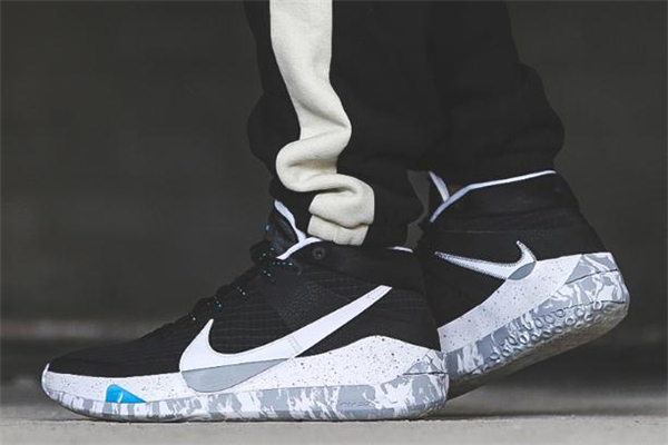 耐克kd13和kd12哪個(gè)好 kd13和kd12區(qū)別