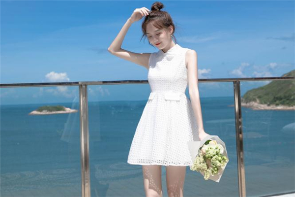 穿小白裙配什么發(fā)型好看 小白裙適合什么發(fā)型 穿小白裙配什么發(fā)型好看 小白裙適合什么發(fā)型