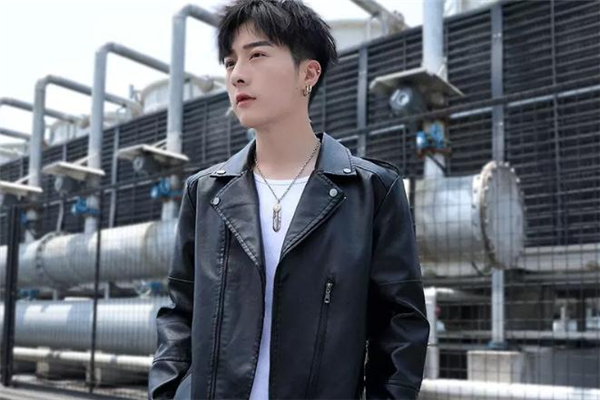 男生皮夾克里面穿什么好看 男生皮夾克配什么內(nèi)搭 男生皮夾克里面穿什么好看 男生皮夾克配什么內(nèi)搭