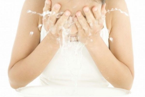 鼻子愛出油怎么處理 鼻子出油多怎么改善 鼻子愛出油怎么處理 鼻子出油多怎么改善