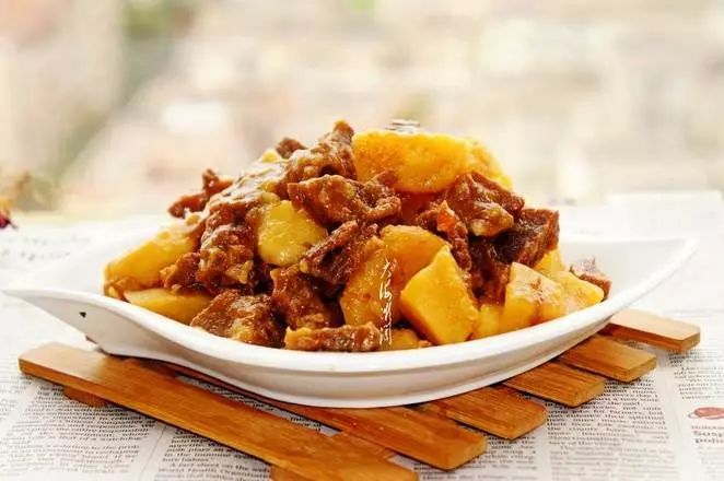 土豆燒牛肉怎么做好吃 土豆燒牛肉的做法 土豆燒牛肉怎么做好吃 土豆燒牛肉的做法