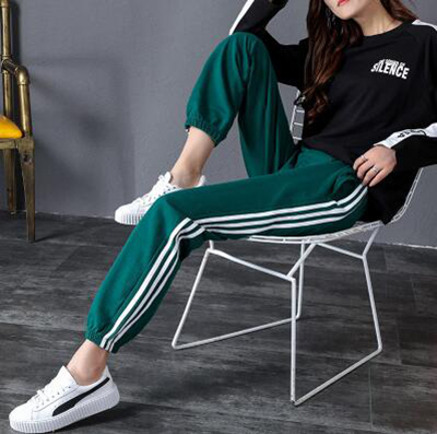 綠色褲子配什么上衣好看 綠色褲子怎么搭配上衣 綠色褲子配什么上衣好看 綠色褲子怎么搭配上衣