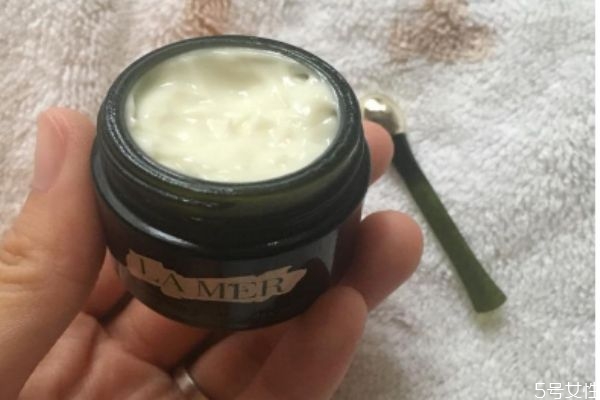 魚子醬眼霜應(yīng)該怎么使用 魚子醬眼霜的使用方法 魚子醬眼霜應(yīng)該怎么使用 魚子醬眼霜的使用方法