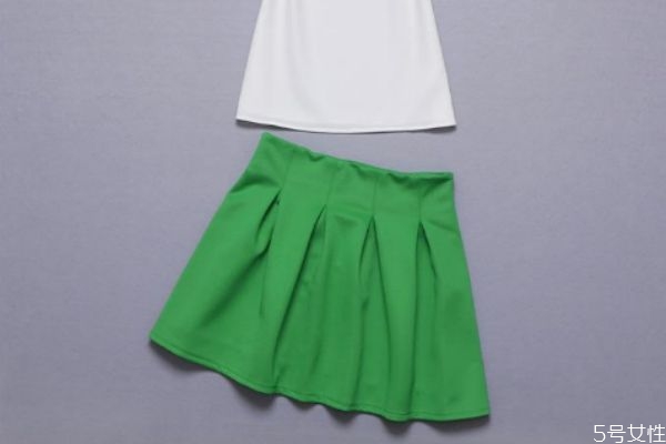 綠色裙子應(yīng)該怎么搭配上衣 綠色裙子的搭配方法 綠色裙子應(yīng)該怎么搭配上衣 綠色裙子的搭配方法