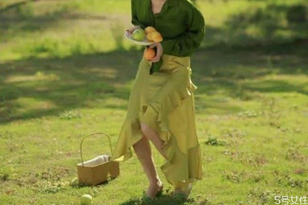 綠色裙子應(yīng)該怎么搭配上衣 綠色裙子的搭配方法 綠色裙子應(yīng)該怎么搭配上衣 綠色裙子的搭配方法