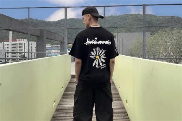 黑色t恤配什么帽子好看 黑色t恤搭配帽子圖片 黑色t恤配什么帽子好看 黑色t恤搭配帽子圖片