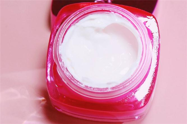 歐萊雅水繃帶面霜成分 歐萊雅水繃帶面霜適合什么年齡 歐萊雅水繃帶面霜成分 歐萊雅水繃帶面霜適合什么年齡