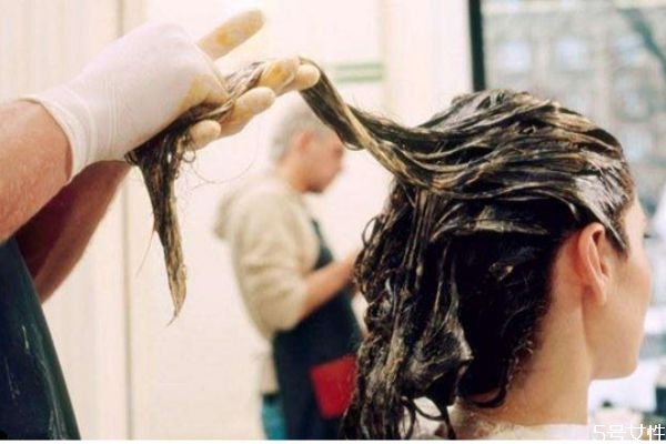 怎么延長染色的時間 怎么養(yǎng)護染過的頭發(fā) 怎么延長染色的時間 怎么養(yǎng)護染過的頭發(fā)