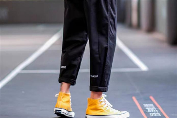 黑色褲子配什么顏色鞋子好看 黑色褲子搭配圖片 黑色褲子配什么顏色鞋子好看 黑色褲子搭配圖片